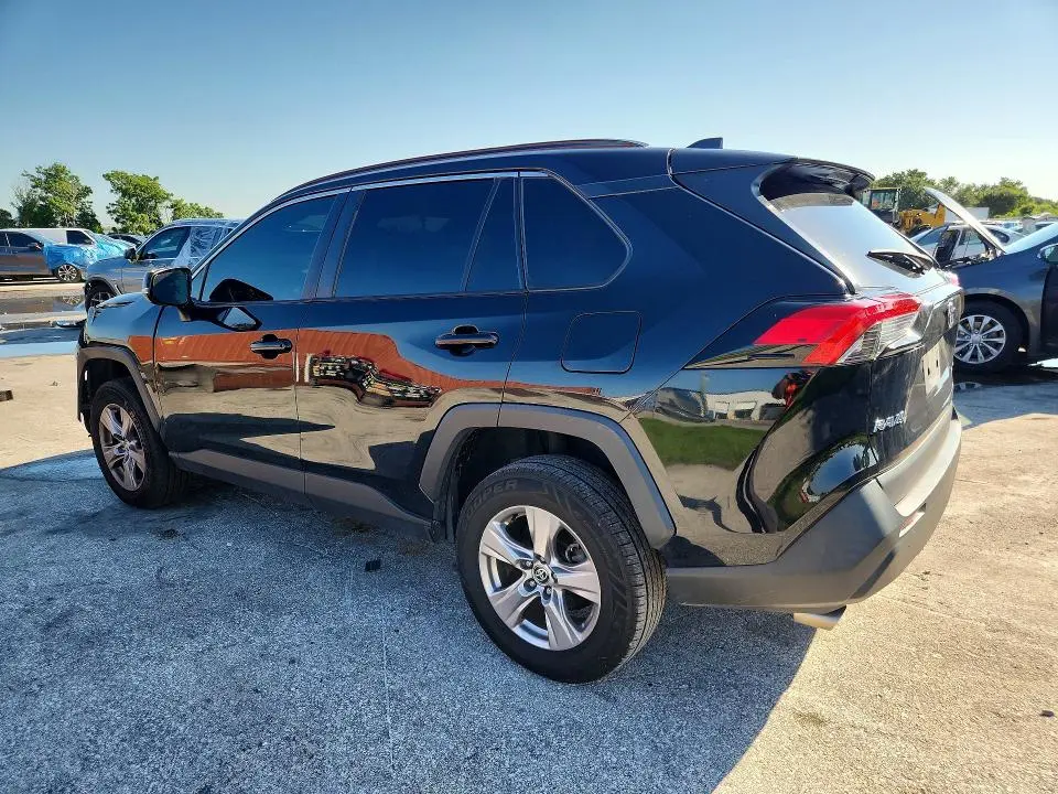 2022 TOYOTA RAV4 XLE  