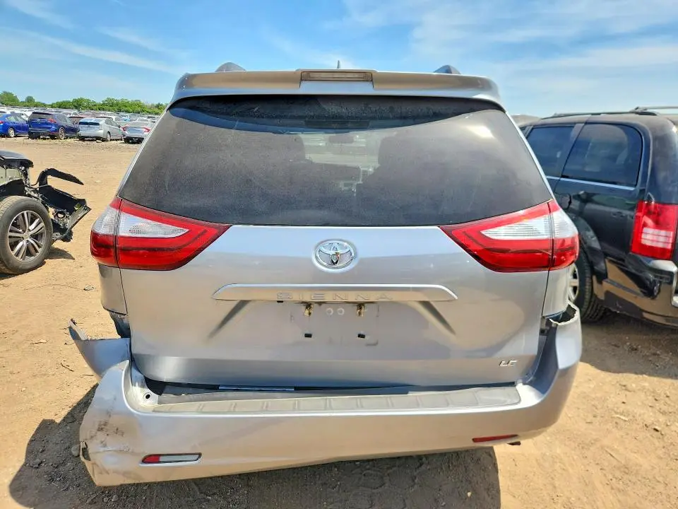 2018 TOYOTA SIENNA LE  