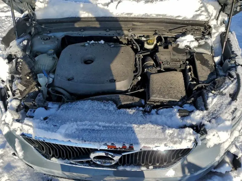 2020 VOLVO XC40 T5 MOMENTUM  