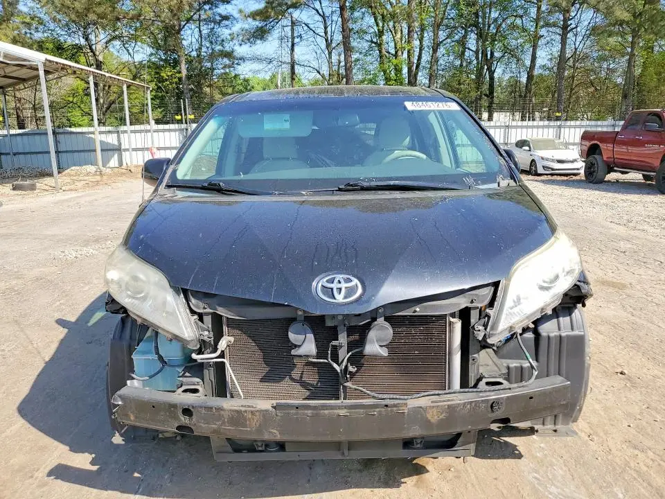 2013 TOYOTA SIENNA LE 8-PASSENGER  