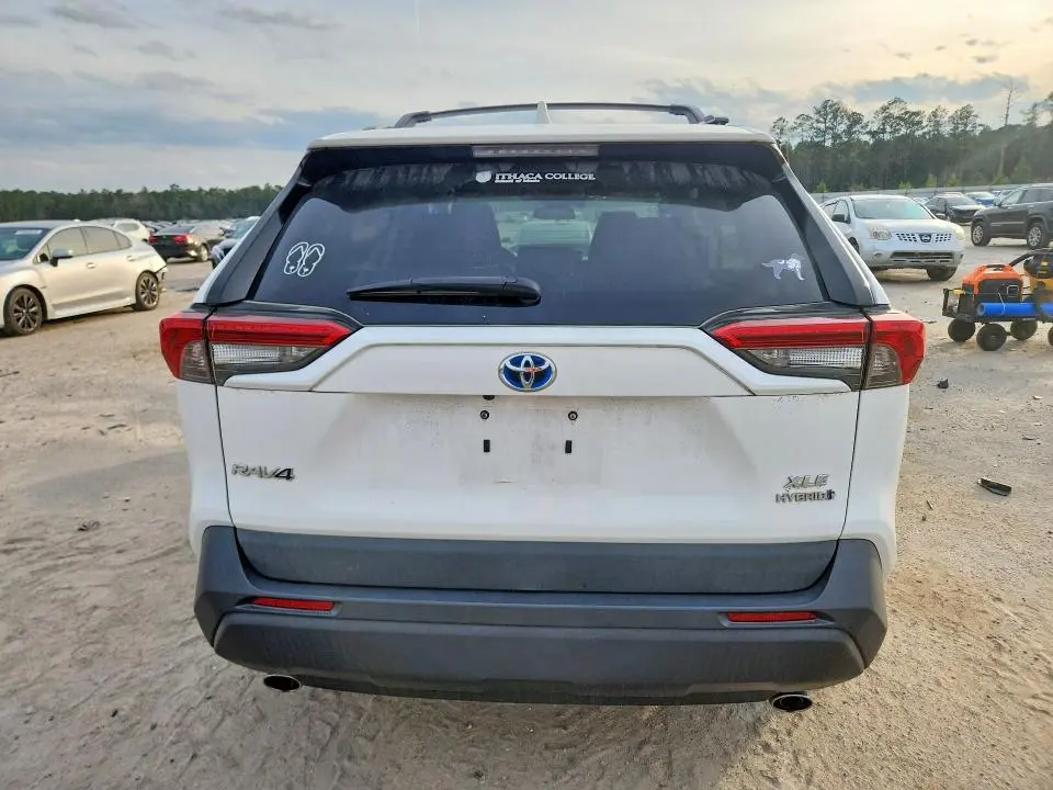 2020 TOYOTA RAV4 XLE  