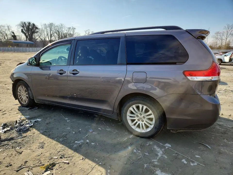 2013 TOYOTA SIENNA XLE  