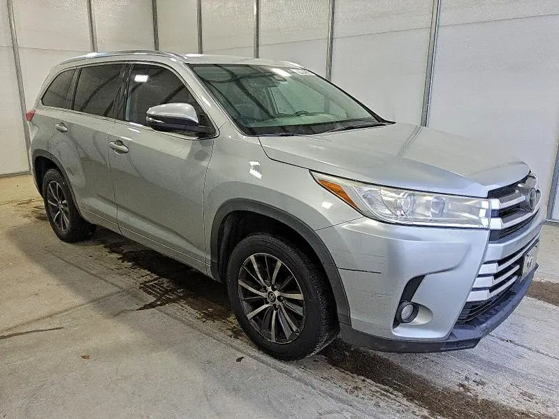 2018 TOYOTA HIGHLANDER SE  