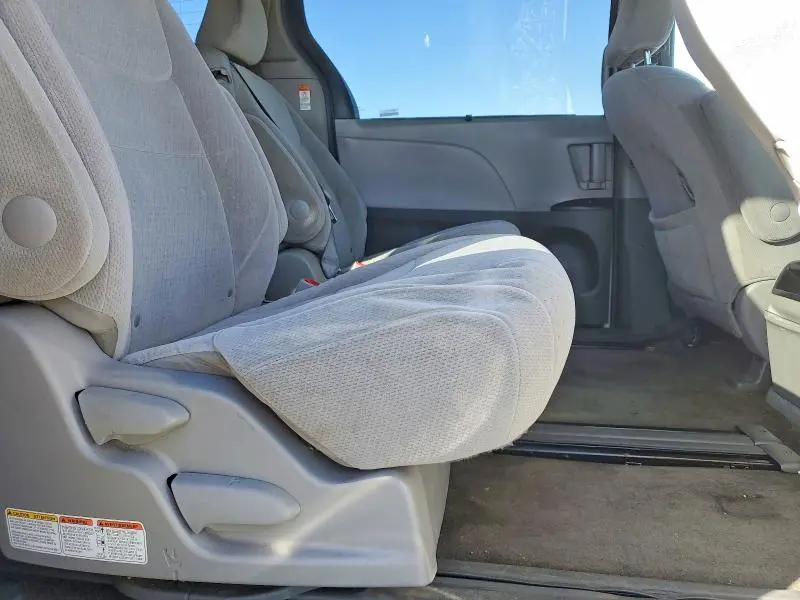 2015 TOYOTA SIENNA LE 8-PASSENGER  
