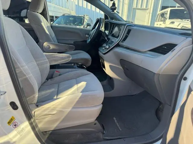 2017 TOYOTA SIENNA LE  