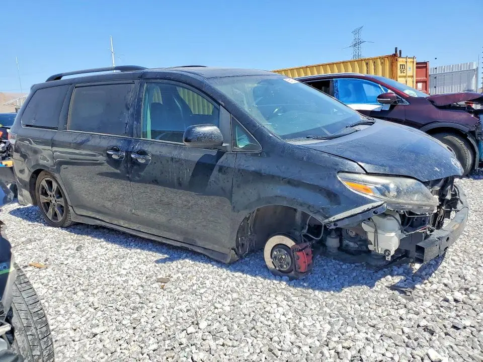 2017 TOYOTA SIENNA SE  
