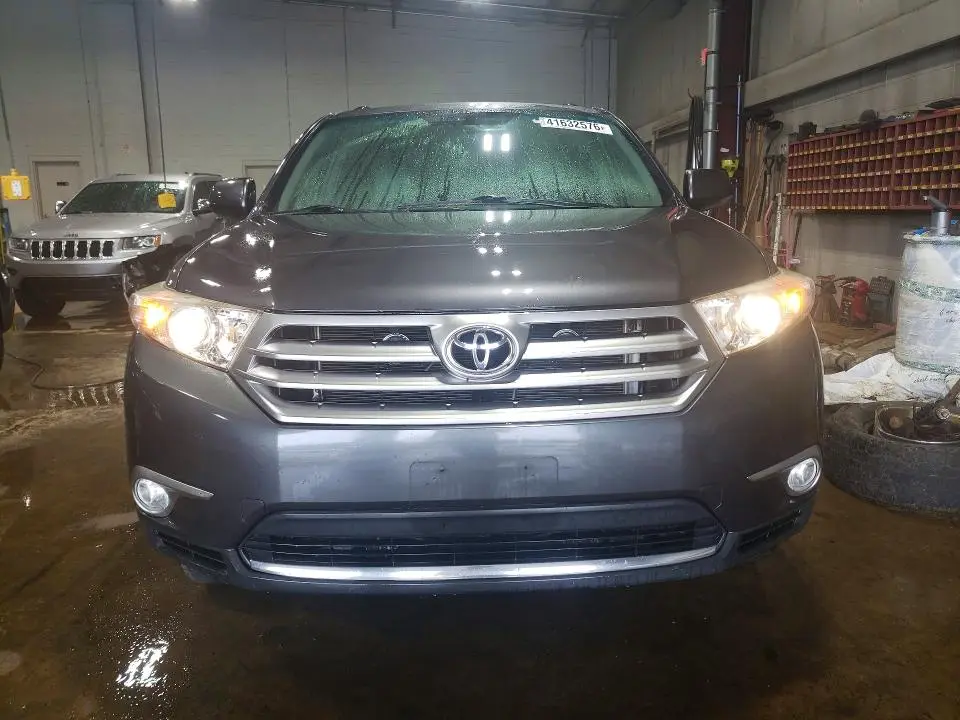 2012 TOYOTA HIGHLANDER SE  
