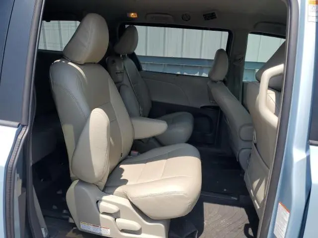 2015 TOYOTA SIENNA LE  
