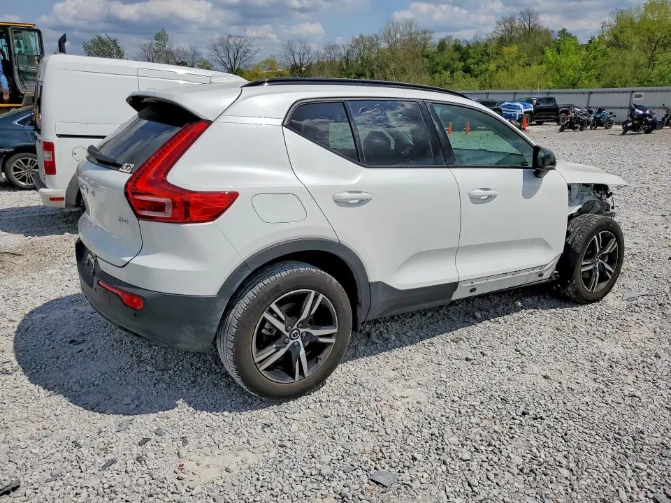 2023 VOLVO XC40 PLUS  