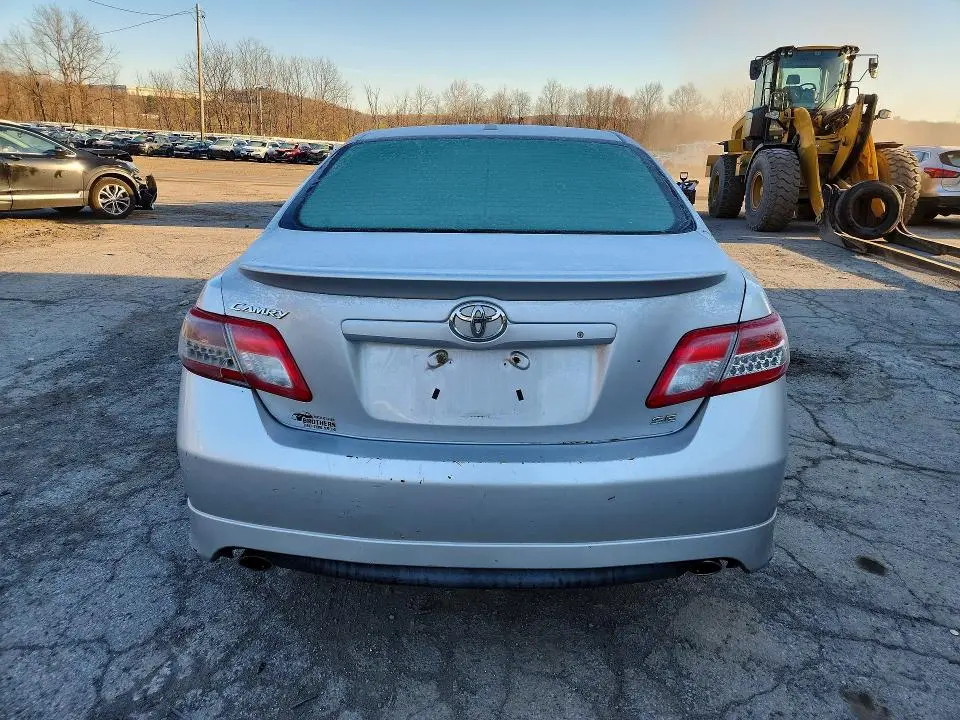 2011 TOYOTA CAMRY SE  