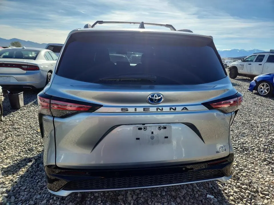 2021 TOYOTA SIENNA XSE  