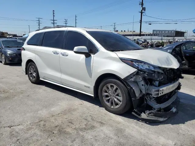 2021 TOYOTA SIENNA XLE  