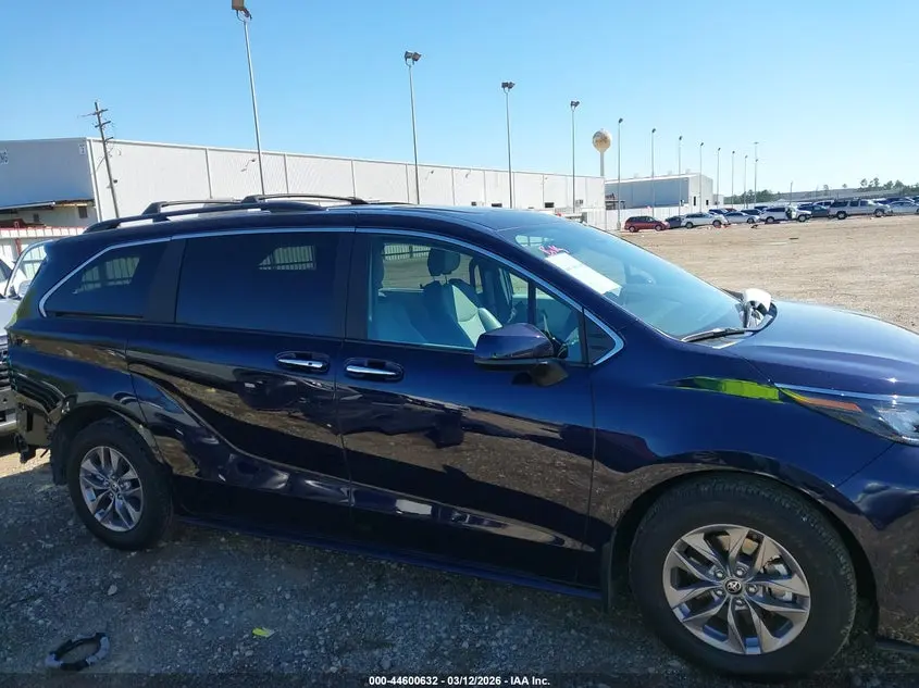2025 TOYOTA SIENNA XLE