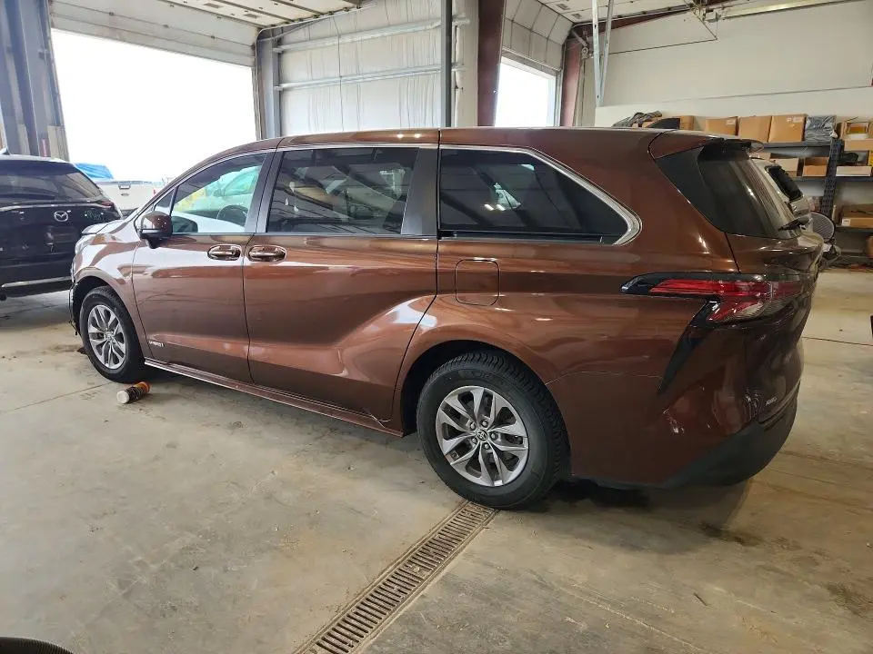 2021 TOYOTA SIENNA LE  