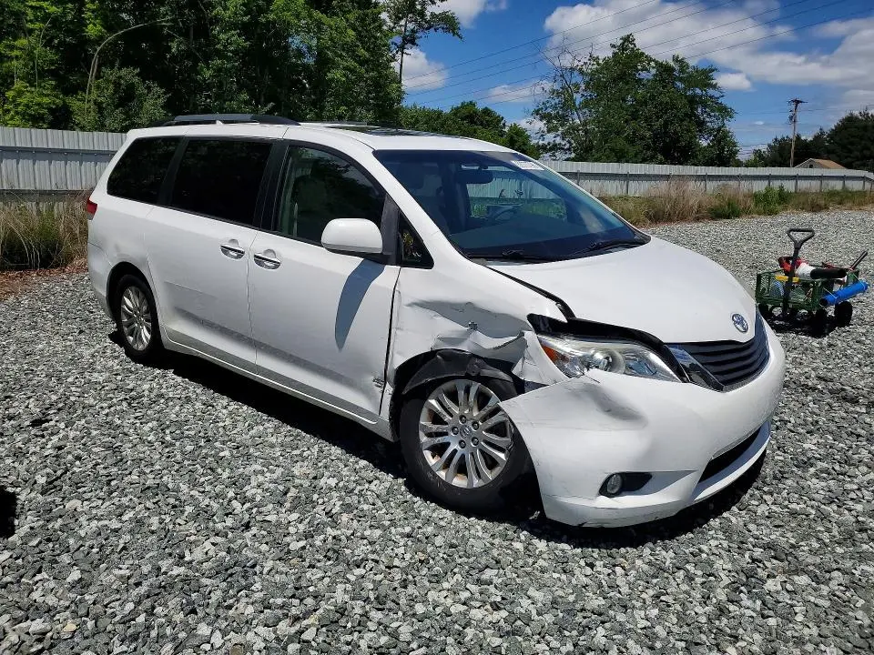 2014 TOYOTA SIENNA XLE 8-PASSENGER  