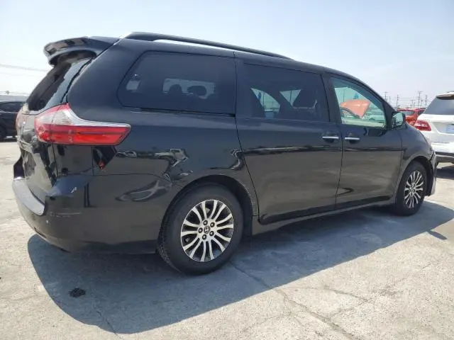 2019 TOYOTA SIENNA XLE  