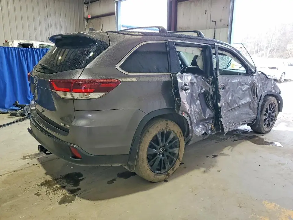 2019 TOYOTA HIGHLANDER SE  