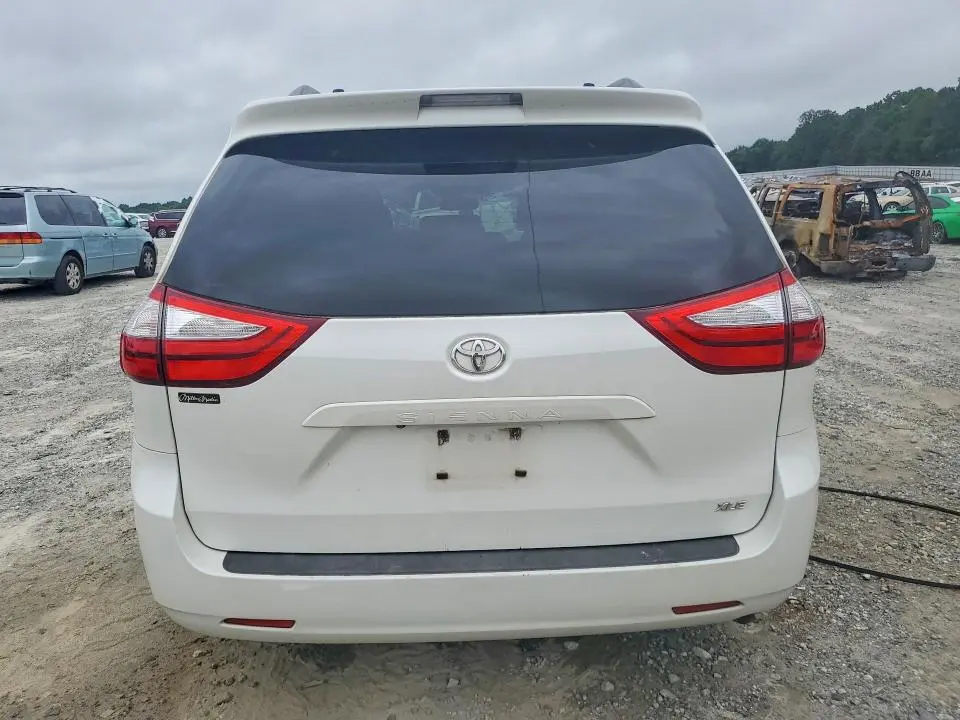 2015 TOYOTA SIENNA XLE 8-PASSENGER  