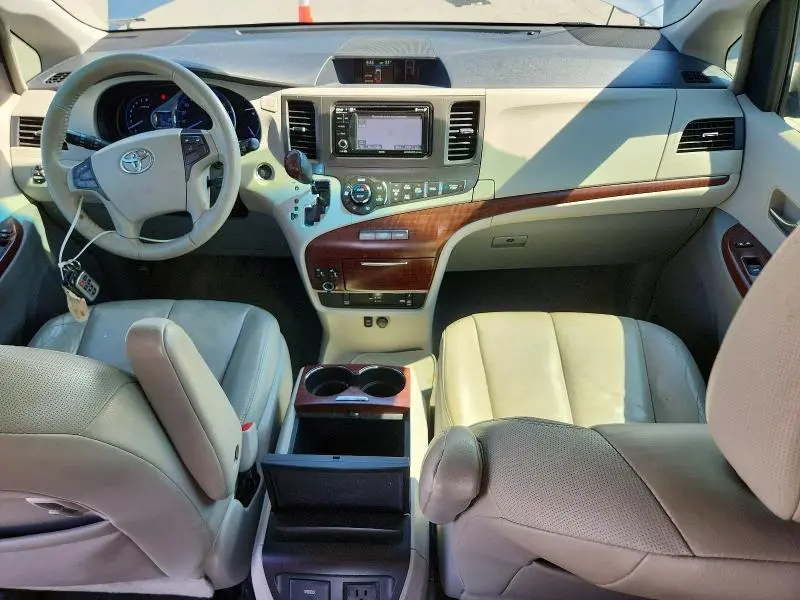 2014 TOYOTA SIENNA XLE 8-PASSENGER  