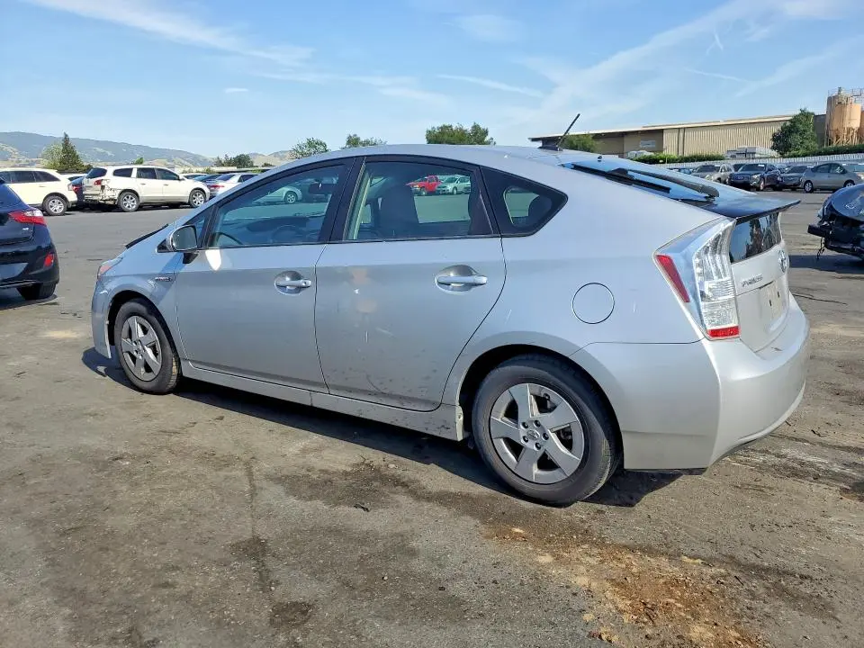 2010 TOYOTA PRIUS III  