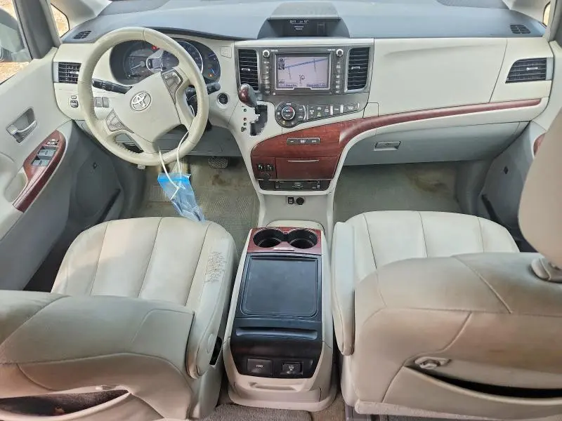 2014 TOYOTA SIENNA XLE 8-PASSENGER  