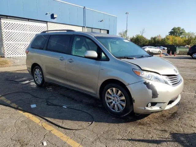 2017 TOYOTA SIENNA XLE  