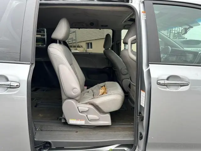 2017 TOYOTA SIENNA XLE  