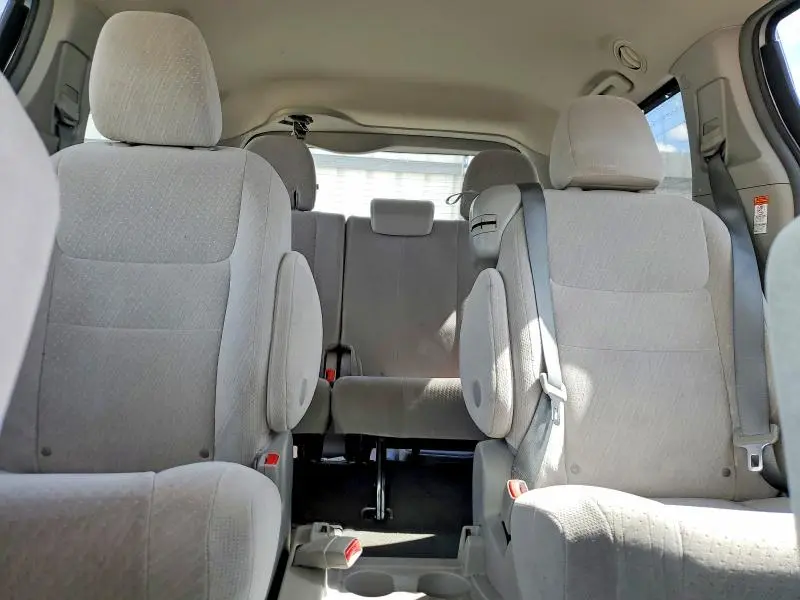 2016 TOYOTA SIENNA LE  