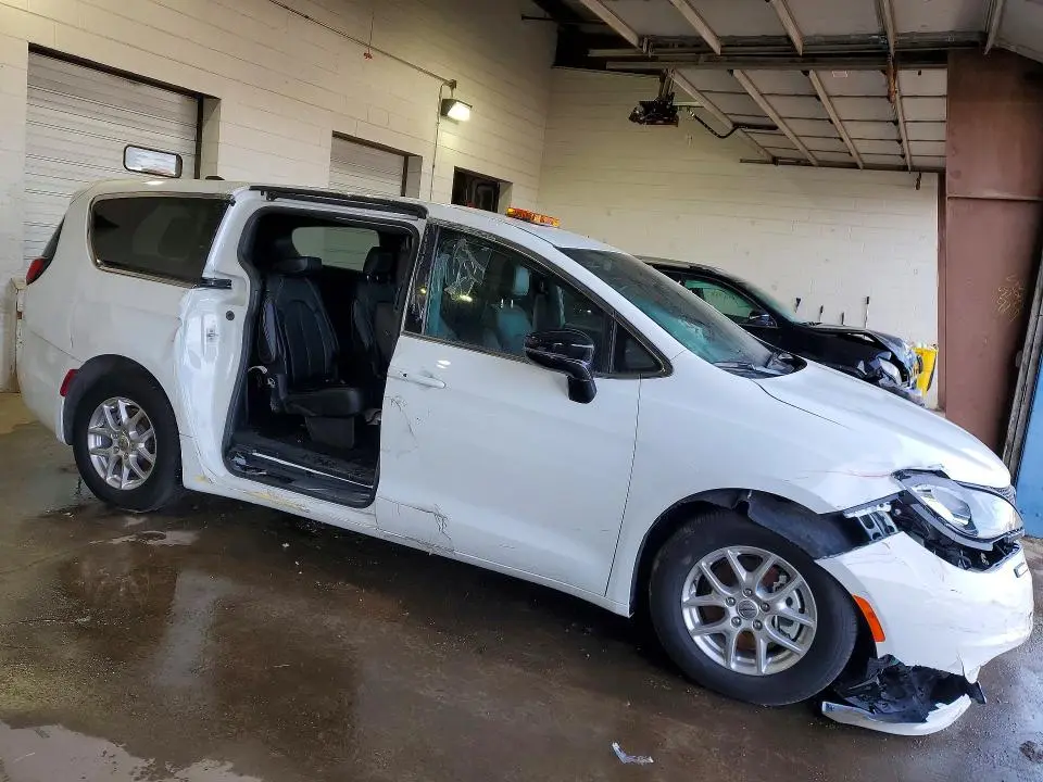 2025 CHRYSLER VOYAGER LX  