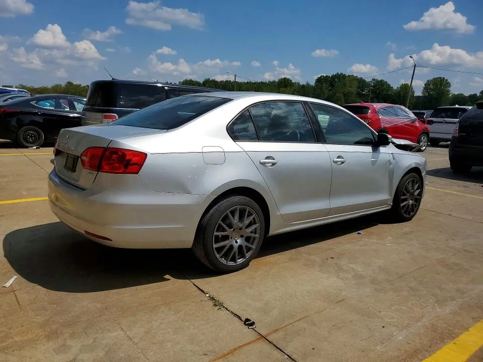 2011 VOLKSWAGEN JETTA SE  