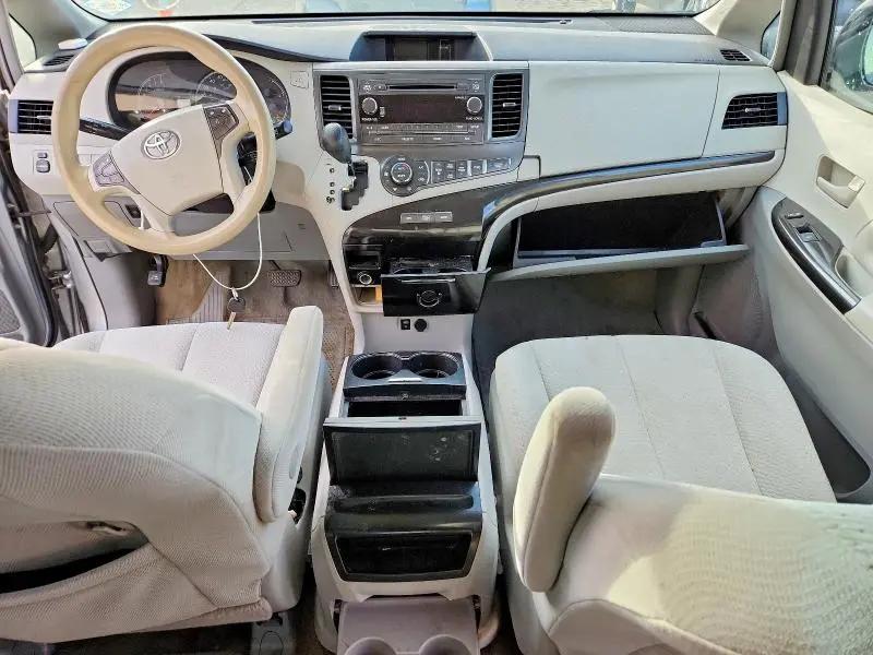 2014 TOYOTA SIENNA LE  
