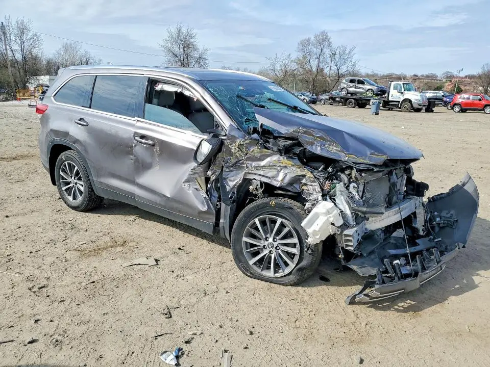 2019 TOYOTA HIGHLANDER XLE  