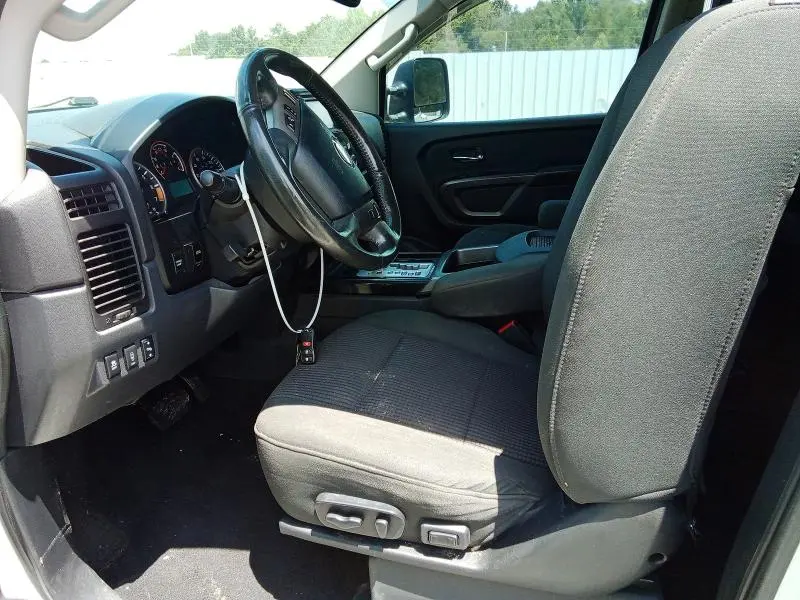 2015 NISSAN TITAN SV  