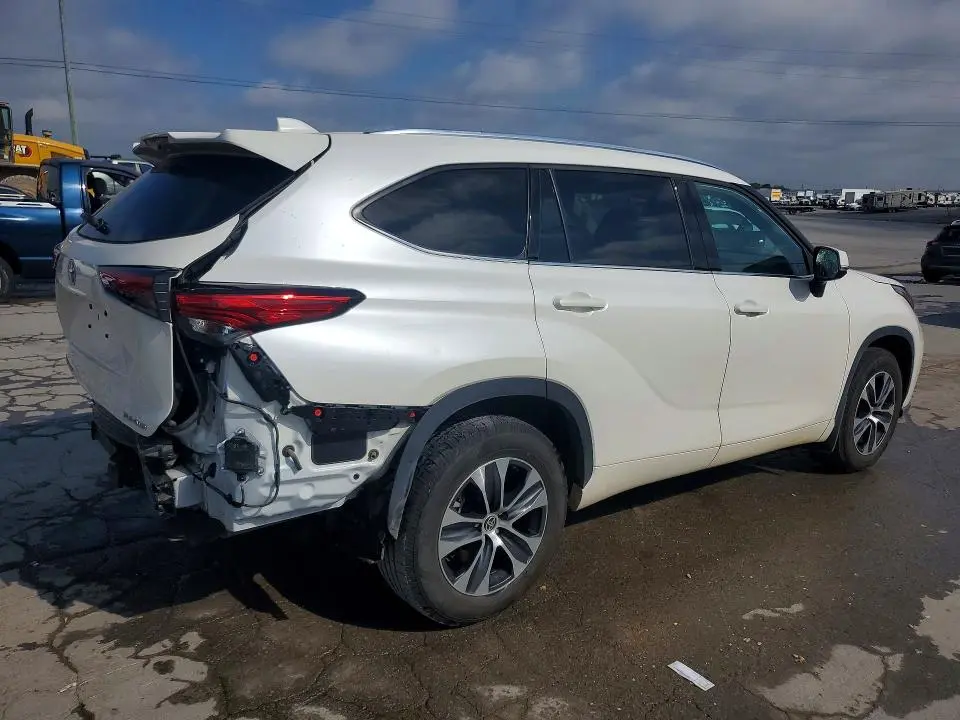 2021 TOYOTA HIGHLANDER XLE  