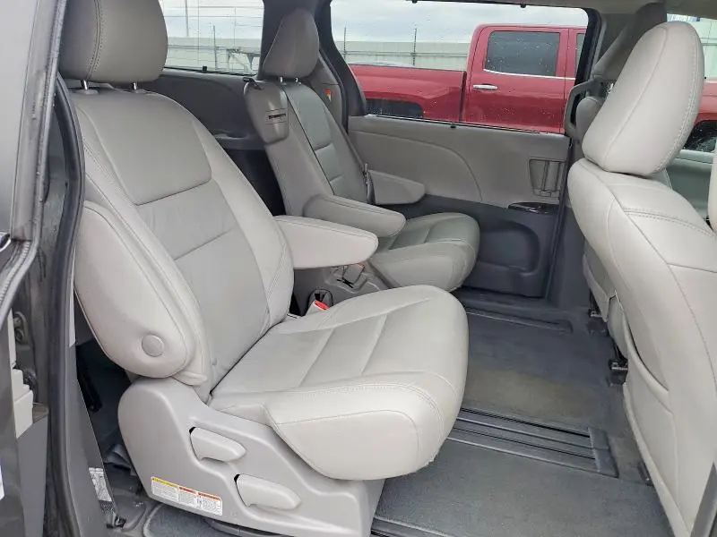 2018 TOYOTA SIENNA XLE  