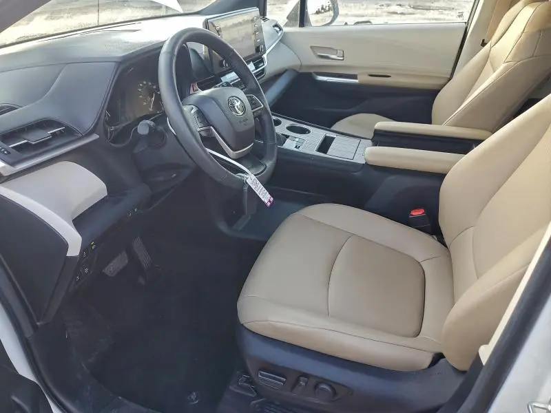 2024 TOYOTA SIENNA XLE  