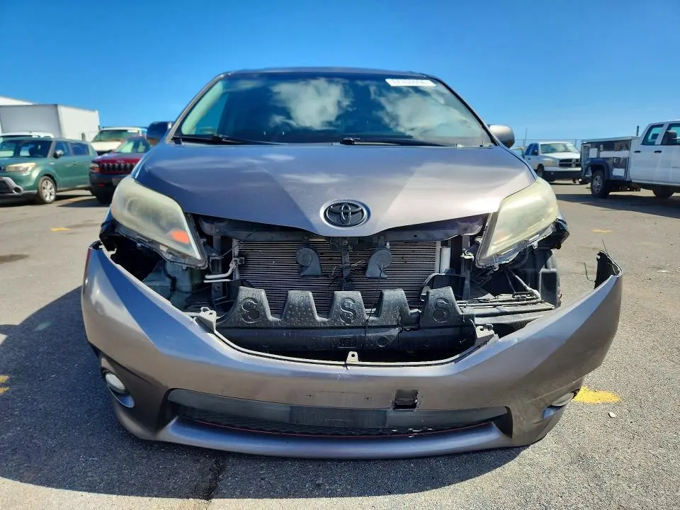 2016 TOYOTA SIENNA SE  