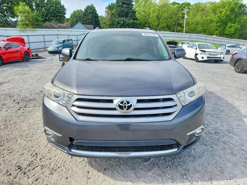 2011 TOYOTA HIGHLANDER SE  