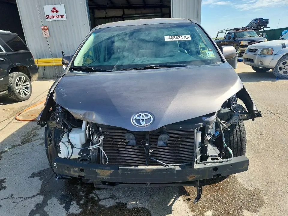 2014 TOYOTA SIENNA LE 8-PASSENGER  