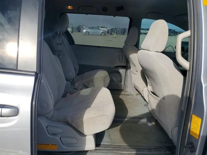 2013 TOYOTA SIENNA LE 8-PASSENGER  
