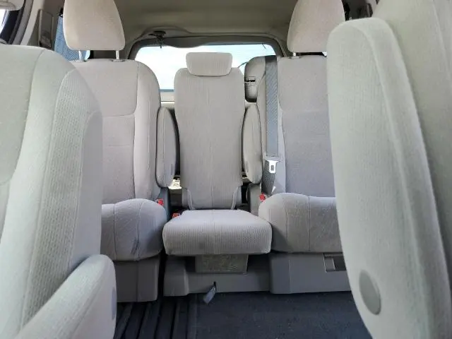 2017 TOYOTA SIENNA LE  