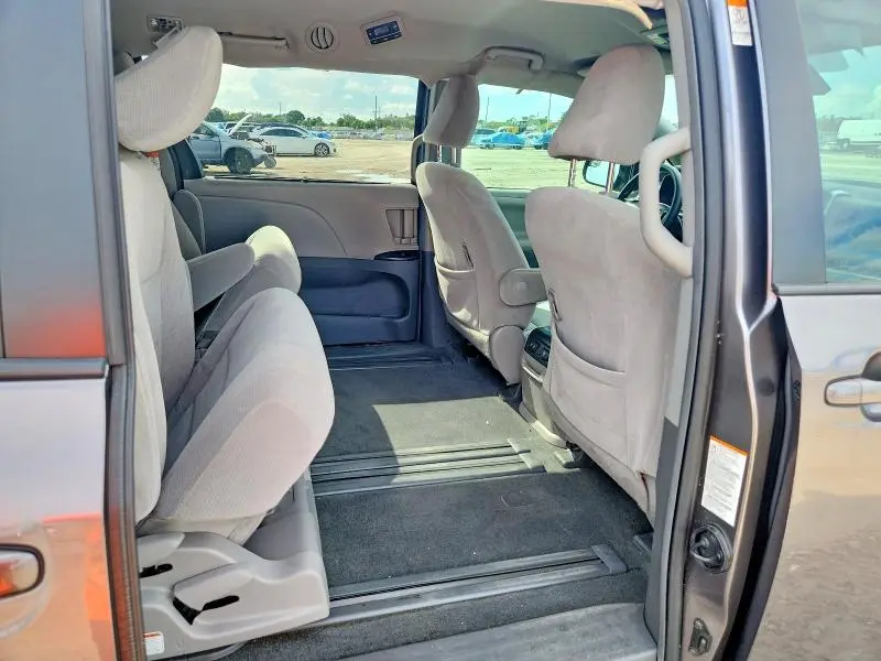 2019 TOYOTA SIENNA LE  