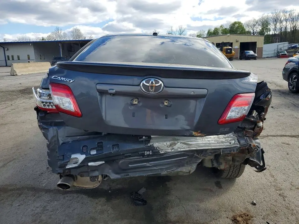 2011 TOYOTA CAMRY SE V6  