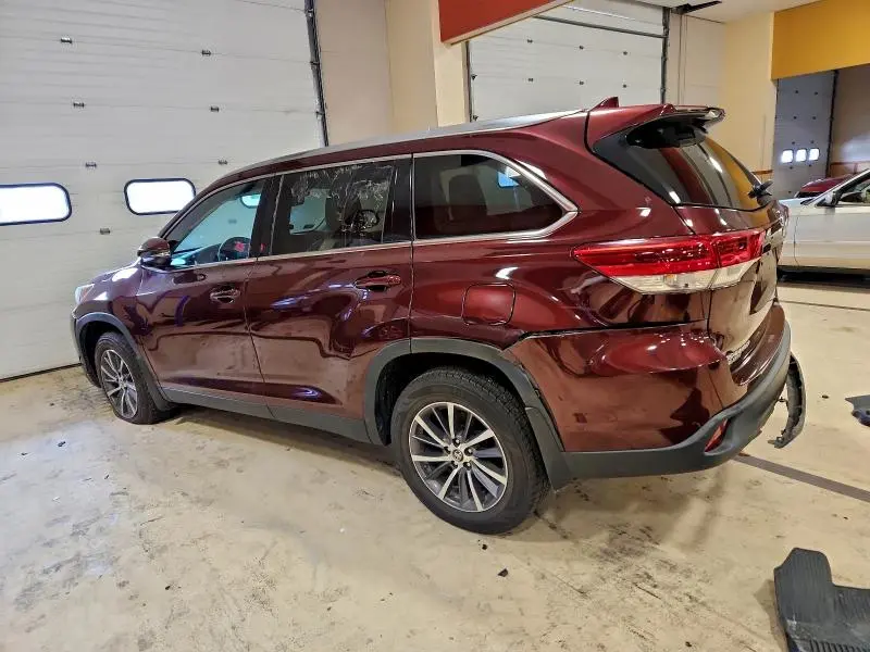 2019 TOYOTA HIGHLANDER SE  