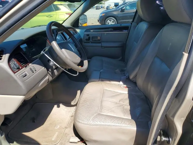 2011 LINCOLN TOWN CAR SIGNATURE LIMITED  