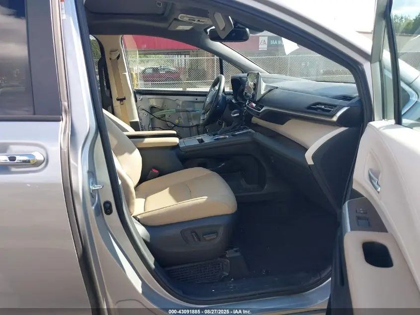 2023 TOYOTA SIENNA XLE