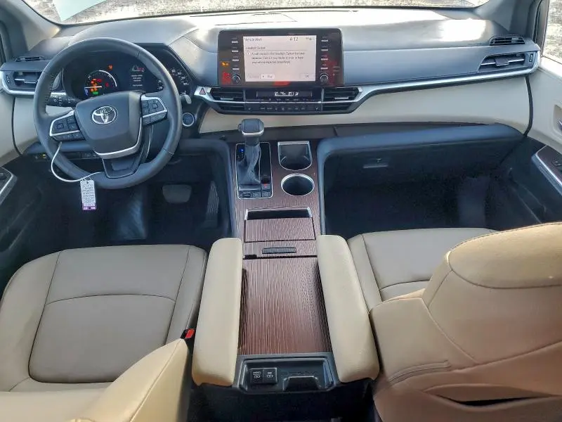 2024 TOYOTA SIENNA XLE  