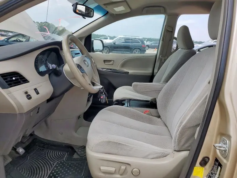 2011 TOYOTA SIENNA LE