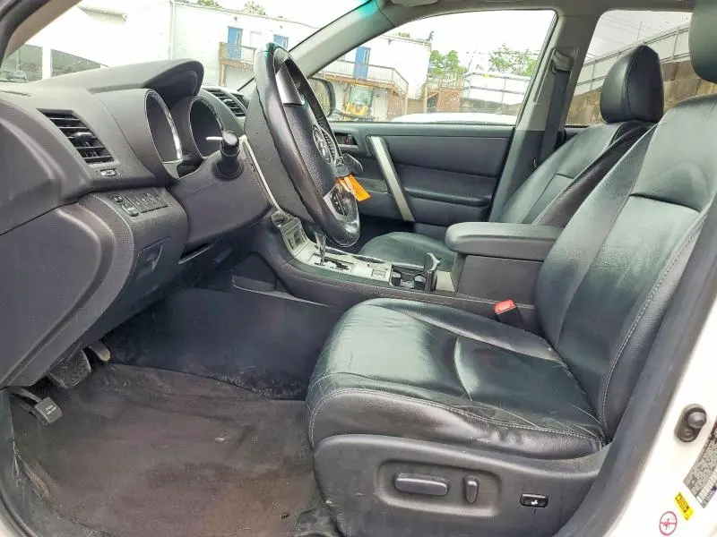 2011 TOYOTA HIGHLANDER SE  