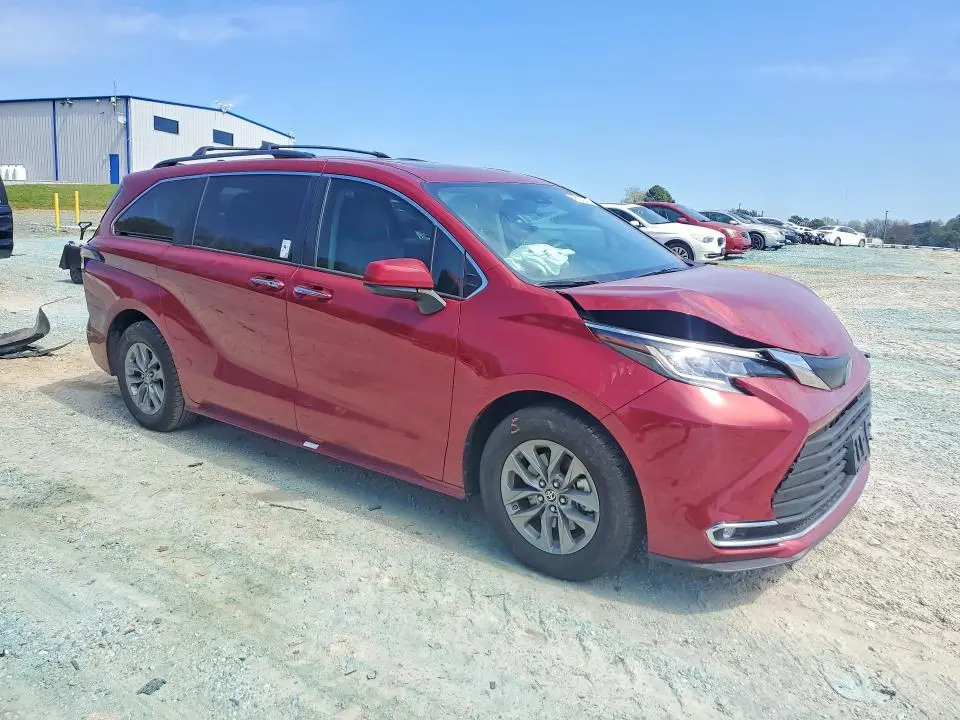 2022 TOYOTA SIENNA XLE 8-PASSENGER  